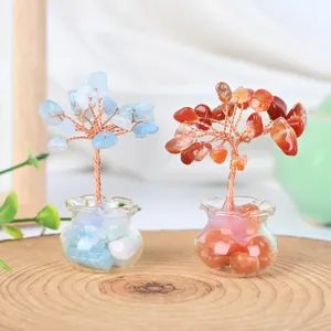 Gedetailleerde close-up van mini kristallen geldboompjes met edelsteenscherven op hout.