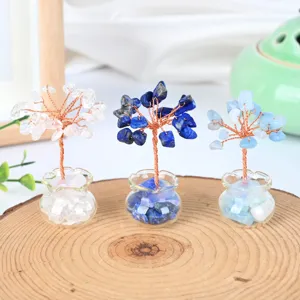 Close-up detail van mini kristallen geldboom in glazen pot met natuurlijke helende stenen