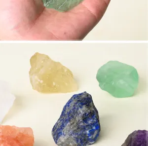 Gedetailleerd uitzicht op kleurrijke natuurlijke kristallen ruwe stenen en mineralen monsters.