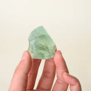 Natuurlijk groen kristal ruwe steen specimen, ruwe mineraalsteen voor kamerdecoratie.
