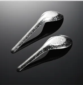 Nahaufnahme des Kristall-Eisblumen-Titanlöffels mit funkelnder Textur und filigranem Griff.