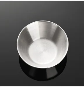 Gros plan sur le bol à sauce en acier inoxydable montrant la texture brossée détaillée.