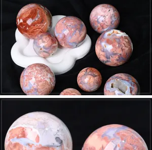Gros plan detaille de presentation de spheres de cristal d'agate fleur de cerisier polies.