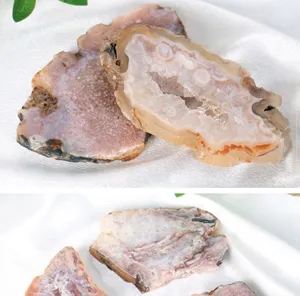 Dettaglio fetta di agata di fiore di ciliegio in cristallo naturale, decorazione per la casa.