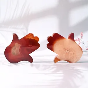 Ornement de géode de cristal sculpté à la main en agate rouge naturelle pour décor détail.
