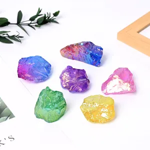 Cristallo di quarzo grezzo con aura di titanio colorata per decorazione di scrivania.