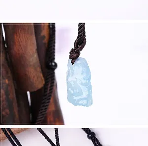 Pendentif brut en cristal aigue-marine naturel, bijou spécimen minéral unisexe pour tous les jours.