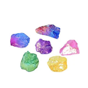 Pietre di cristallo grezze galvanizzate colorate per la paesaggistica e il decoro.