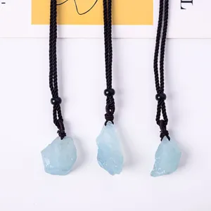 Pendentif en cristal d'aigue-marine brute naturelle avec corde tressée noire, bijou minéral.