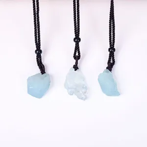 Pendentif collier en pierre brute de cristal d'aigue-marine naturelle, bijou minéral brut.