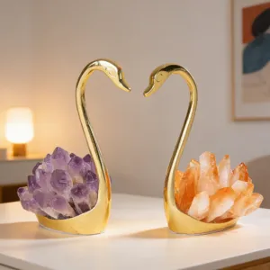 Gouden zwaan kristal cluster bureaudecoratie set met paarse en oranje ruwe stenen voor thuis.