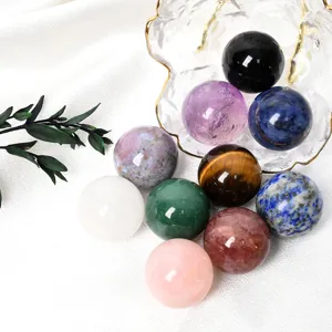 Ensemble de sphères en cristal naturel, boules de pierres précieuses pour décoration.