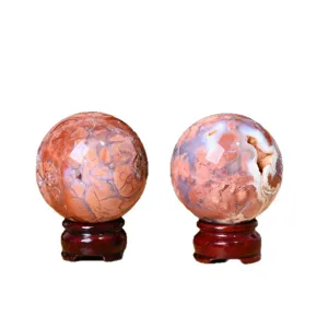 Ornement de sphère en cristal d'agate fleur de cerisier naturelle avec base en bois pour déco.