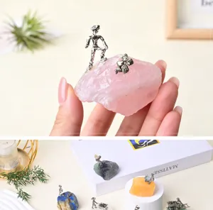 Piedra bruta de cristal natural con figura de minero de metal hecha a mano para decor.