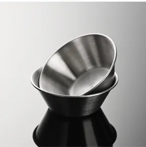Gros plan sur les détails du bol à sauce en acier, texture métallique élégante et.