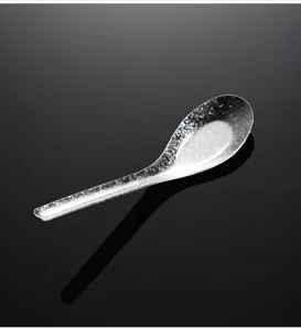 Reiner Titan flacher Suppenlöffel mit exquisiter Kristall-Eisblumen-Textur Detailansicht.