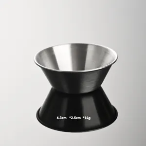 Gros plan d'un petit bol à sauce en acier inoxydable, résistant et parfait pour un usage quotidien.