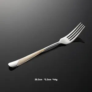 Forchetta da tavola in acciaio inox con manico testurizzato dorato, posata occidentale 20,3 cm.