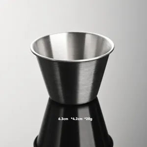 Détail de tasse à sauce en acier inoxydable, petit bol à condiments, format compact 6,3 cm.