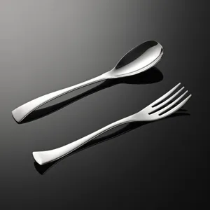 Ensemble de cuillère et fourchette de service en acier inoxydable poli pour la table.