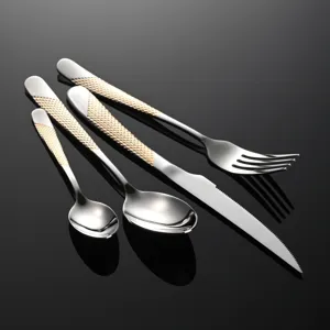 Set posate 4 pezzi in acciaio inossidabile con manici dorati testurizzati, elegante.
