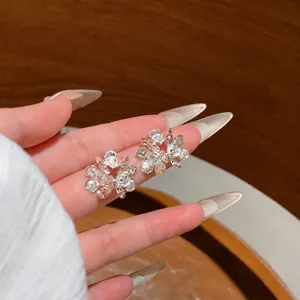 Boucles d'oreilles clous de fleurs en zircon fragmenté camélia argenté pour femmes