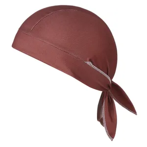 Braune Radsport-Kopftuch Nahaufnahme, atmungsaktives Mesh, weiße Naht Details, Band hinten.