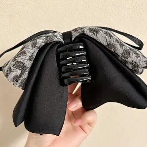 Elegante schwarze Schleifen-Haarkralle mit stilvollem Leopardenmuster für das tägliche Styling.