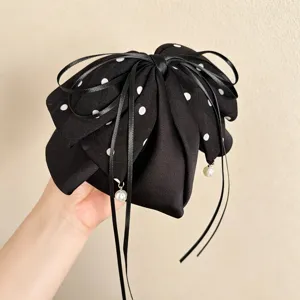 Französische vintage schwarze polka dot schleife haarkralle mit elegantem perlen anhänger.