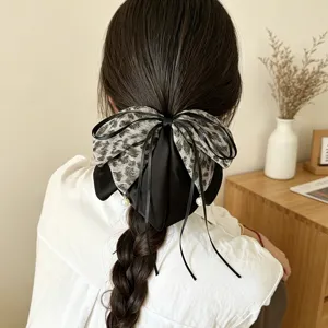 Leopardenmuster Schleife Haarklammer mit Perlen Detail, elegante Zopfhalterung für Frauen.