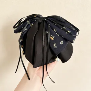 Koreanische Vintage Blumen Schleife Haarspange mit langen Bändern und Perlenanhänger Detail.