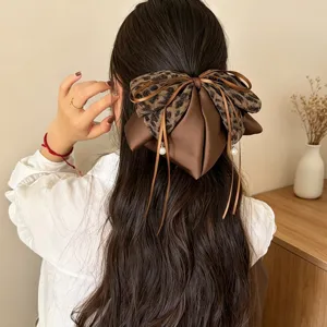 Detailansicht der Leoparden-Haarklammer mit Perlenakzenten für elegante halbe Hochsteckfrisuren.