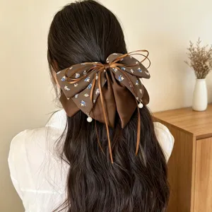 Retro Blumen Haarschleife Clip Detailansicht, elegantes Band Haaraccessoire für Frauen.