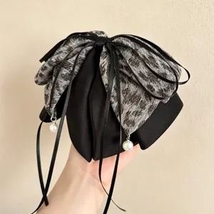 Leopardenmuster Haarspange mit Perlenanhänger, stilvolles schwarzes Stoff Haaraccessoire für Damen Alltag.