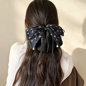 Retro Blumen Schleife Haarklammer mit langen Bändern, Detailaufnahme der eleganten Frisur.