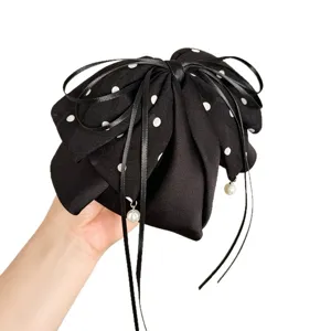 Französische Retro-Polka-Dot-Haarklammer mit Schleife und elegantem Perlenanhänger.