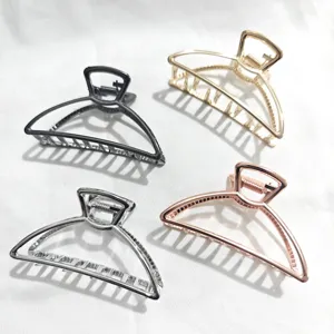 Set di quattro mollette per capelli in metallo eleganti e geometriche per acconciature.