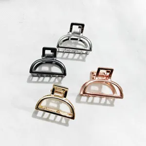Vista dettagliata del set di 4 mollette per capelli in metallo argento nero oro rosa geometrico