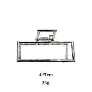 Molla per capelli geometrica in metallo argentato, design rettangolare compatto, dettaglio.