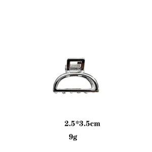 Dettaglio molletta per capelli in metallo, formato compatto 2.5x3.5cm e peso leggero di 9g.