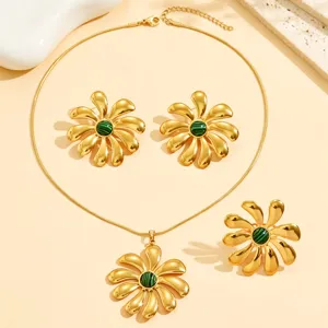 Set de bijoux floraux élégants en acier inoxydable plaqué or avec pierre verte naturelle