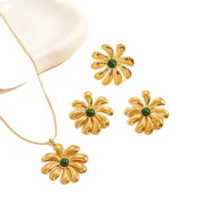 Ensemble de collier et boucles d'oreilles fleur dore avec pierre verte, bijou elegant femme.
