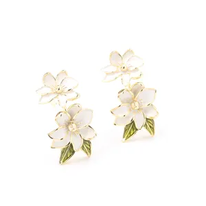 Orecchini eleganti a forma di fiore di gardenia in smalto bianco con ago in argento 925 placcato oro.