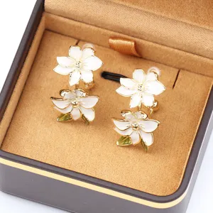 Eleganti orecchini a lobo con fiore di gardenia bianca in smalto, gioielli floreali dorati.