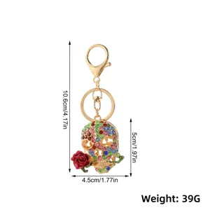 Nahaufnahme des Strass-Totenkopf-Schlüsselanhängers mit Rosenanhänger und Steinen.