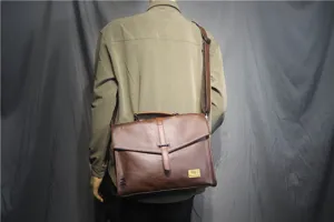 Borsa a tracolla in pelle marrone da uomo, ventiquattrore casual per affari e uso quotidiano.