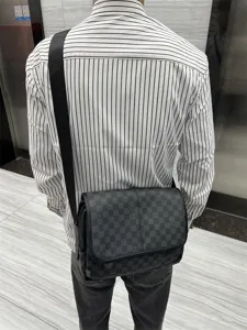 Vue détaillée du sac messenger à carreaux pour homme, élégant sac bandoulière en cuir PU.
