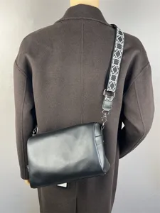 Sac bandoulière souple en cuir pour homme avec sangle large à motifs, sac décontracté.