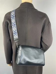 Sac bandoulière souple en cuir pour homme avec large bandoulière à motif tendance