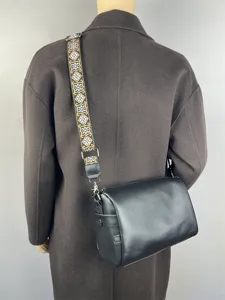 Sac bandoulière homme en cuir souple avec sangle large motif géométrique décontracté